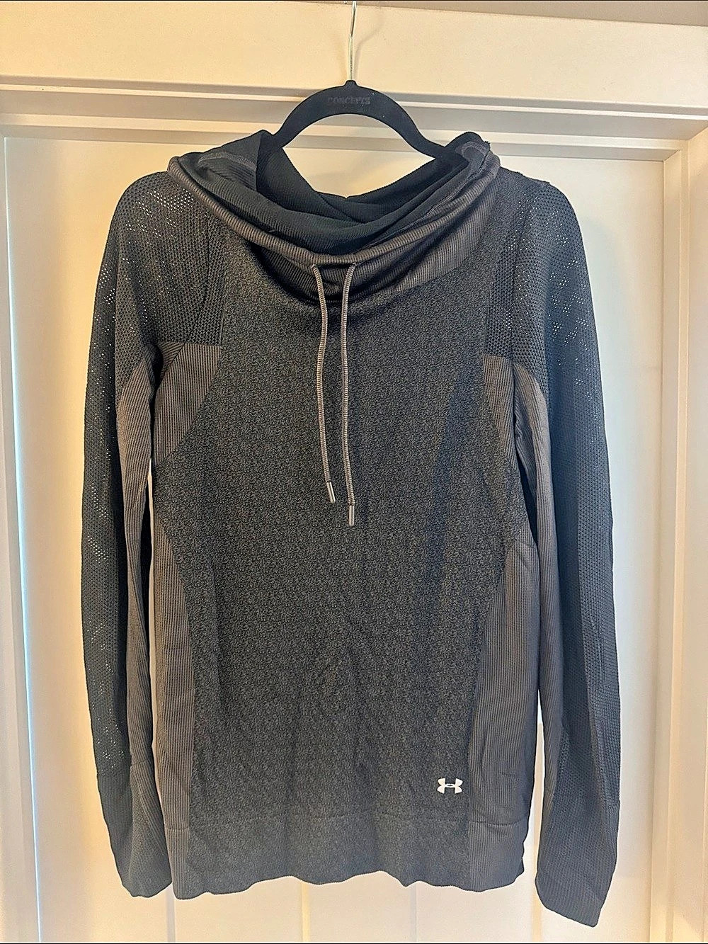 Under Armour Women’s Black Cowl Like New